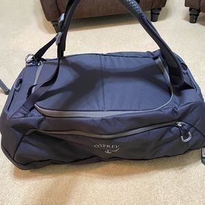 Backpack, over-the-shoulder and grab-and-go carry with water bottle pockets.